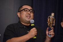 自信をモデルにした人形を手に登壇した後藤剛。