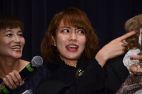 西村喜廣にツッコむ荻野可鈴。