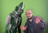 左から斎藤工演じる“謎の宇宙人”、西村喜廣。