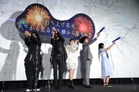 ハンディキャノンで金銀のテープを発射するDAOKO（右端）。