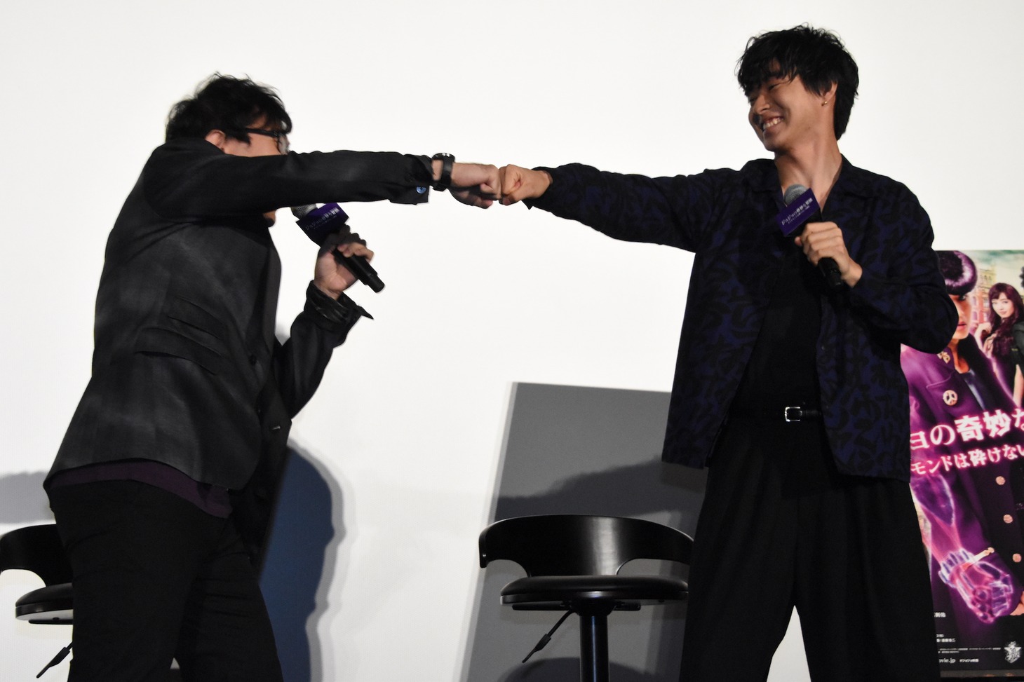 拳を重ね合わせる小野友樹（左）と山崎賢人（右）。