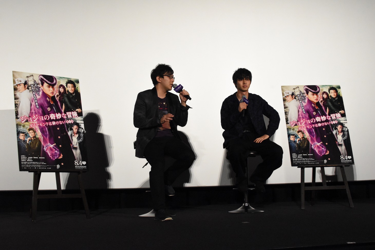 左から小野友樹、山崎賢人。