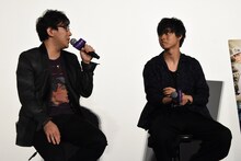 左から小野友樹、山崎賢人。