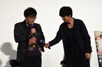 Tシャツの仗助にマイクを向け、「仗助」「なんだ仗助」と会話する2人。司会から「イチャイチャしないで」とツッコまれる一幕も。