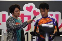Team Birdman Trialのメンバーにマイクを向ける間宮祥太朗。