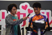 Team Birdman Trialのメンバーにマイクを向ける間宮祥太朗。