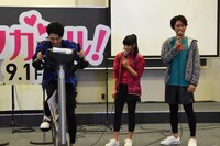 エアロバイクを漕ぐ高杉真宙を見守る土屋太鳳（中央）と間宮祥太朗（右）。