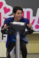 エアロバイクを漕ぐ高杉真宙。