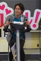 エアロバイクを漕ぐ間宮祥太朗。