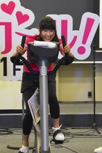 エアロバイクを漕ぐ土屋太鳳。