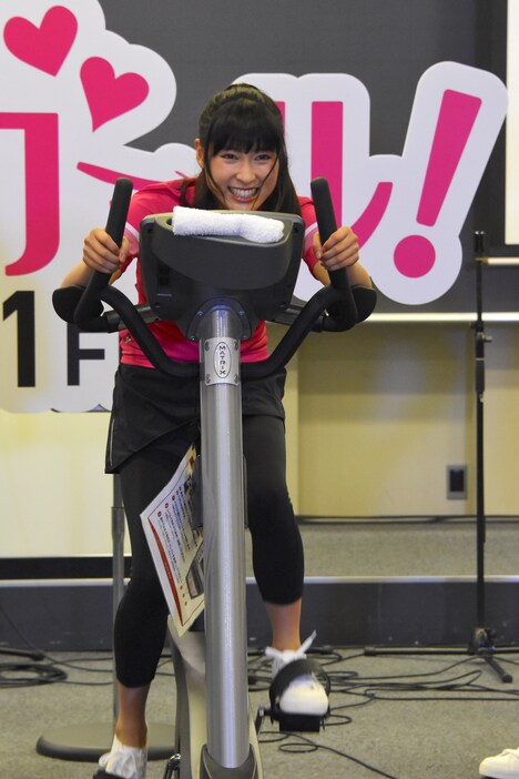 エアロバイクを漕ぐ土屋太鳳。