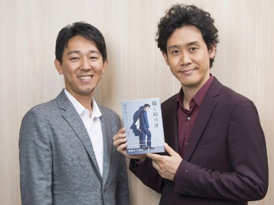 左から塩田武士、大泉洋。