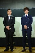 左から原田眞人、滝藤賢一。