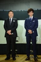 左から原田眞人、滝藤賢一。