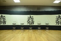 トークセッションの行われた神田明神・祭務所の様子。後ろは石田三成の旗印「大一大万大吉」を配した幕。