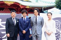 東京・神田明神で行われた「関ヶ原」大ヒット祈願イベントの様子。左から原田眞人、滝藤賢一、平岳大、中越典子。