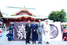 東京・神田明神で行われた「関ヶ原」大ヒット祈願イベントの様子。左から原田眞人、滝藤賢一、平岳大、中越典子。