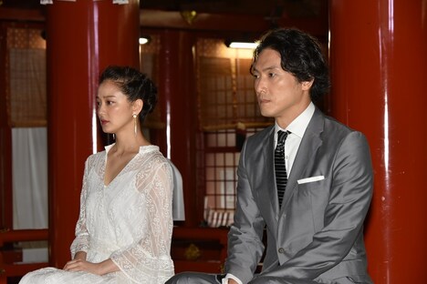 神田明神の社殿での大ヒット祈願の様子。左から中越典子、平岳大。