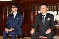 神田明神の社殿での大ヒット祈願の様子。左から滝藤賢一、原田眞人。