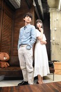 文庫版の原作1巻表紙と同じポーズを取る吉沢亮（左）と桜井日奈子（右）。