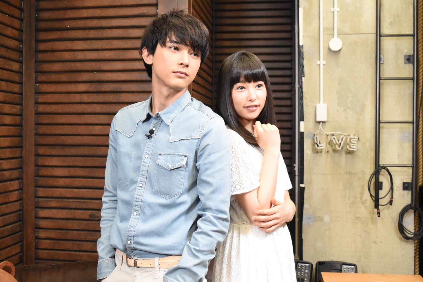 文庫版の原作1巻表紙と同じポーズを取る吉沢亮（左）と桜井日奈子（右）。