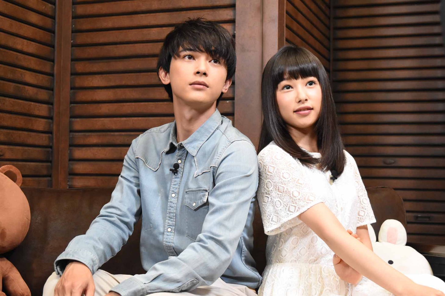 左から吉沢亮、桜井日奈子。