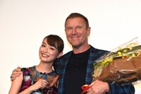 内田理央（左）の肩を抱くレニー・ハーリン（右）。