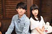 左から吉沢亮、桜井日奈子。