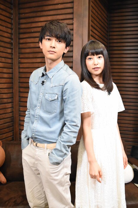 左から吉沢亮、桜井日奈子。