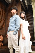 左から吉沢亮、桜井日奈子。