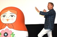 巨大マトリョーシカに向かってポーズを決めるレニー・ハーリン。