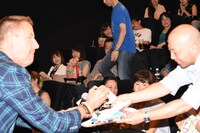 ファンからのサインに応じるレニー・ハーリン。