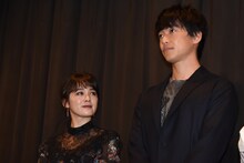 左から貫地谷しほり、大東駿介。