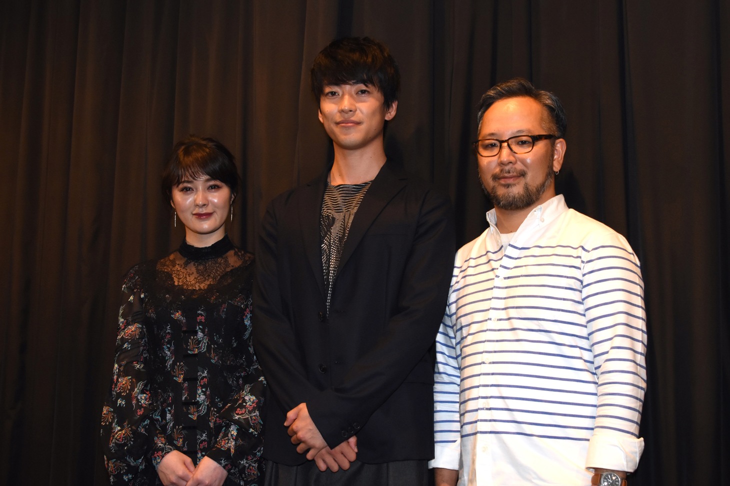 「望郷」完成披露上映会の様子。左から貫地谷しほり、大東駿介、菊地健雄。