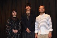 左から貫地谷しほり、大東駿介、菊地健雄。