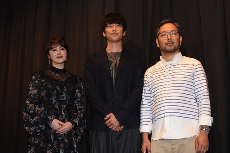 左から貫地谷しほり、大東駿介、菊地健雄。