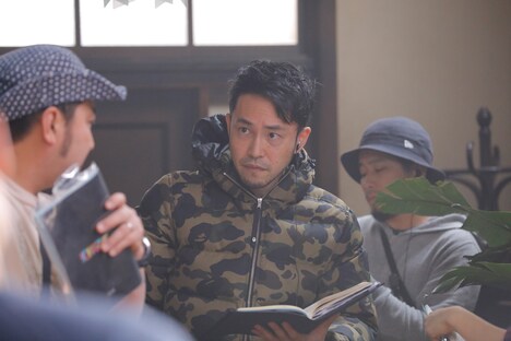 「泥棒役者」メイキングカットより、演出する西田征史。