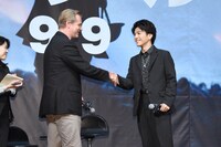 握手をするクリストファー・ノーラン（左）と岩田剛典（右）。