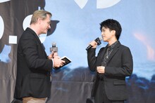 クリストファー・ノーラン（左）に、「ダンケルク」の感想を伝える岩田剛典（右）。