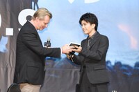 岩田剛典にサイン入りの「ダンケルク」脚本を贈るクリストファー・ノーラン（左）。