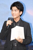 脚本に書かれたサインを見せる岩田剛典。