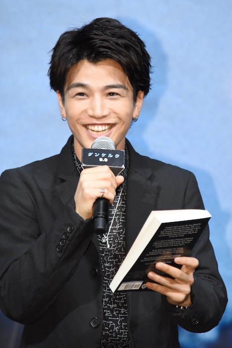 プレゼントに大喜びする岩田剛典。