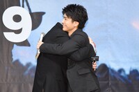 クリストファー・ノーラン（左）にハグをする岩田剛典（右）。