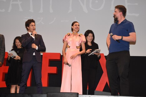 楽しげに会話するナット・ウルフ（左）とアダム・ウィンガード（右）。