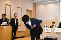 報道陣へ深くお辞儀する森崎ウィン（中央）。