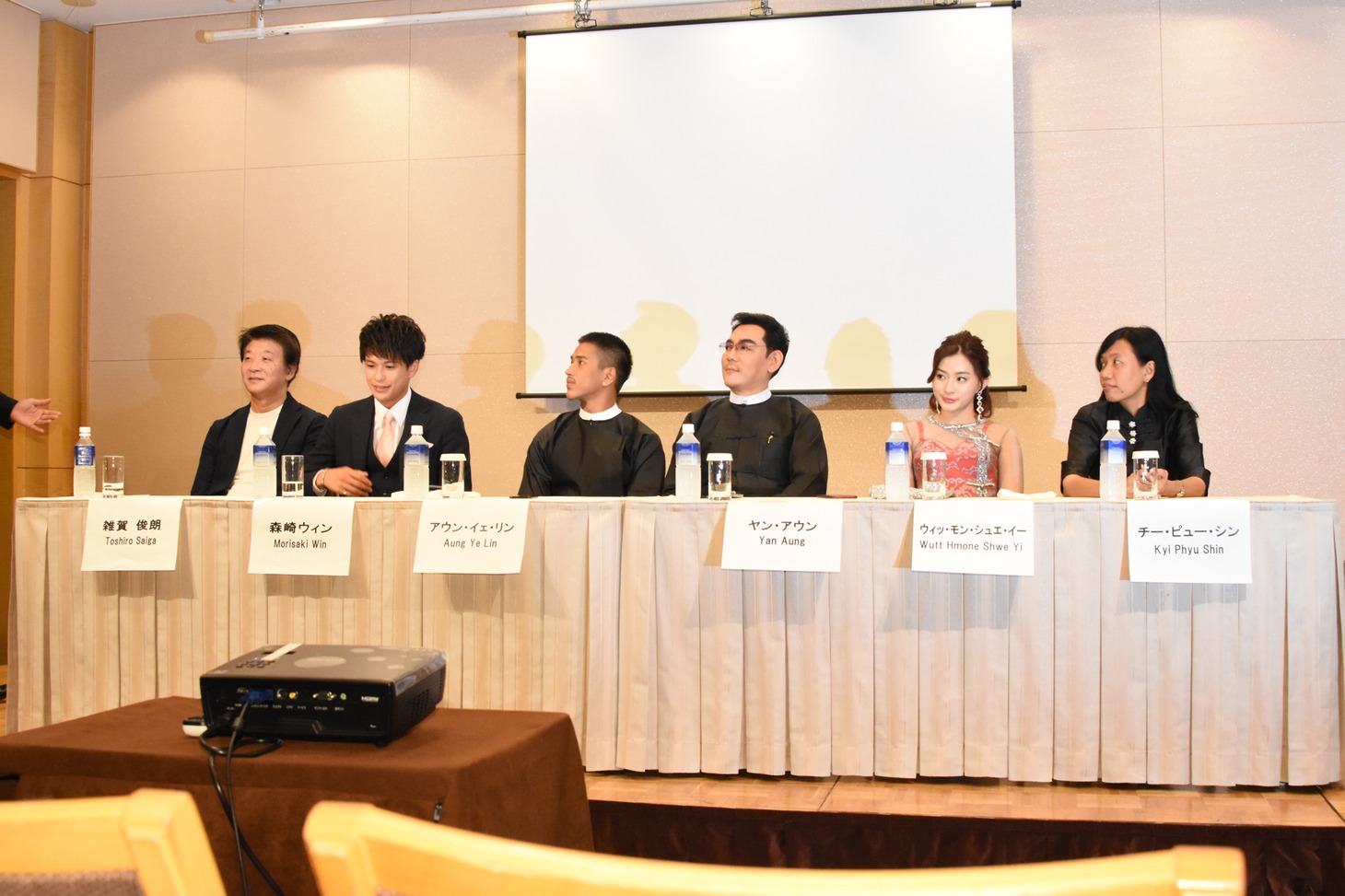 「My Country My Home」製作発表会見の様子。