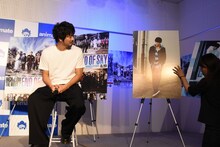 左から平沼紀久、村山のパネル。