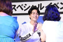 観客を見送る稲葉友。