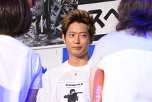 観客を見送る黒木啓司。