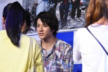 観客を見送る山田裕貴。